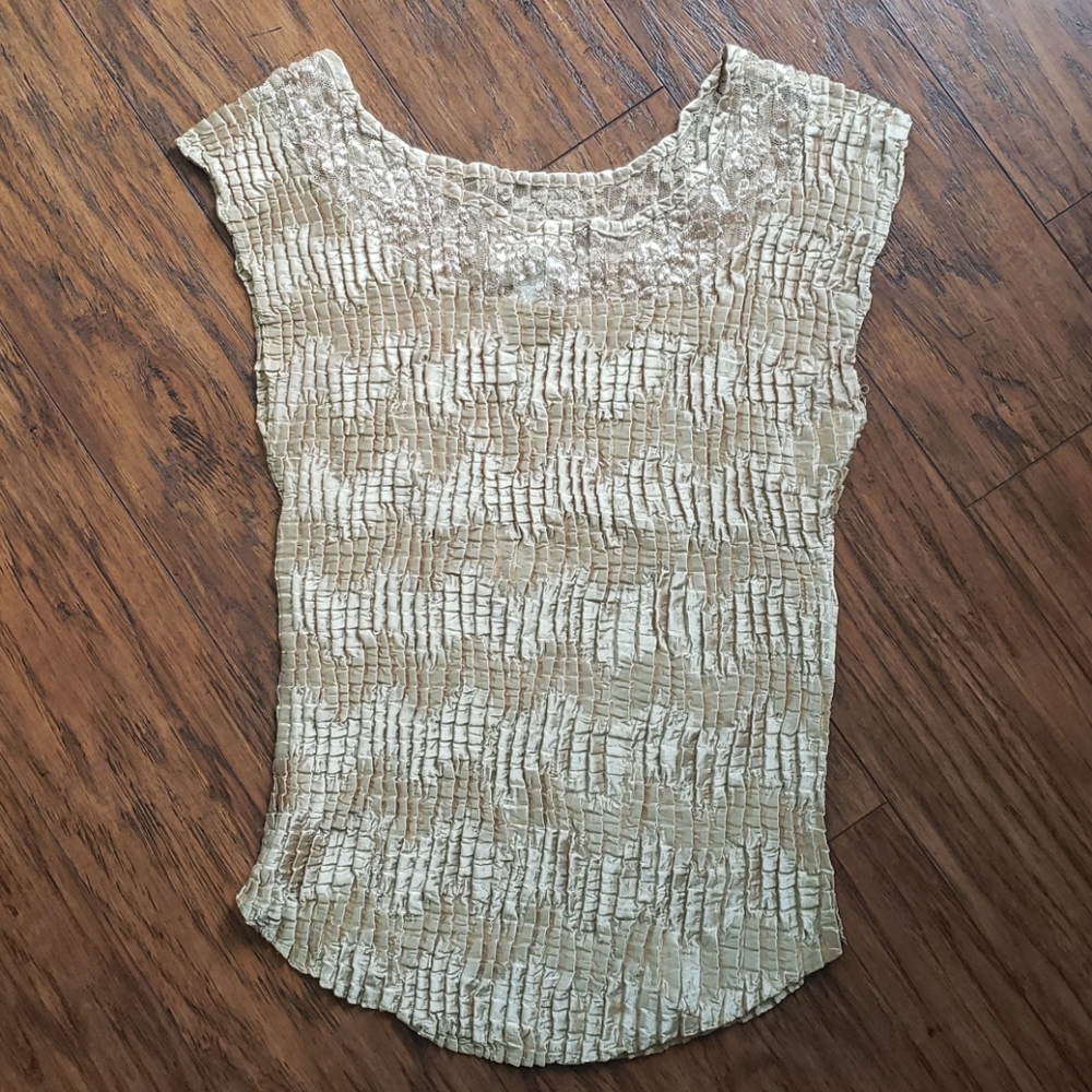 Nicola gold top